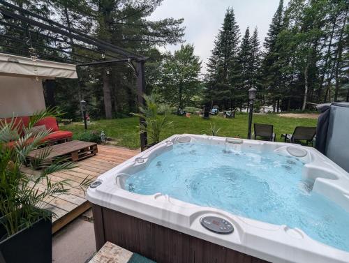 Tranquil lakeside chalet with spa - bike, hike, golf in Val-Morin (QC)