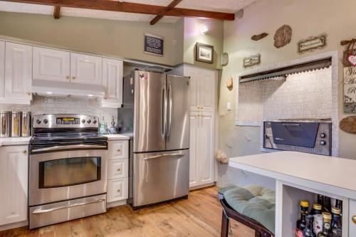 Tranquil lakeside chalet with spa - bike, hike, golf in Val-Morin (QC)