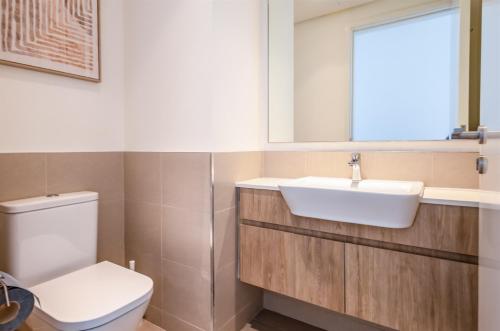 Elite LUX Holiday Homes - Upscale & Stylish 2BR Dubai Hills - image 10