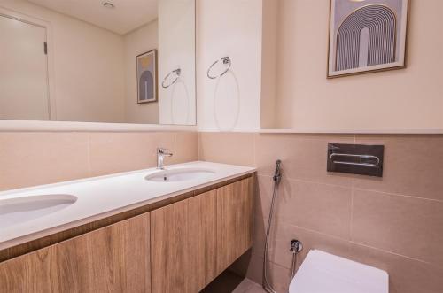 Elite LUX Holiday Homes - Upscale & Stylish 2BR Dubai Hills - image 3