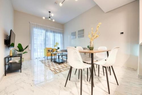 Elite LUX Holiday Homes - Stylish 1 BR Pool & World Class Gym in Dubai South - image 4