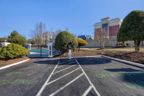 Baymont by Wyndham Greensboro/Coliseum - image 38