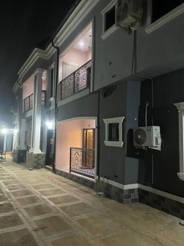 Knock inn luxury apartment in เบนินซิตี้