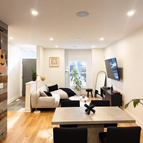 Beautiful modern 2Bdr sunny home with French decor – khách sạn tại Hamilton