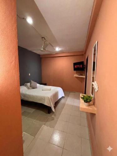 Comfortable studio steps from the beach and 5th Avenue