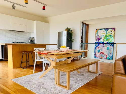 Architectural Coastal Retreat 100m to Beach in Golden Beach