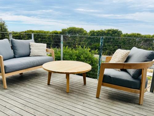 Architectural Coastal Retreat 100m to Beach in Golden Beach