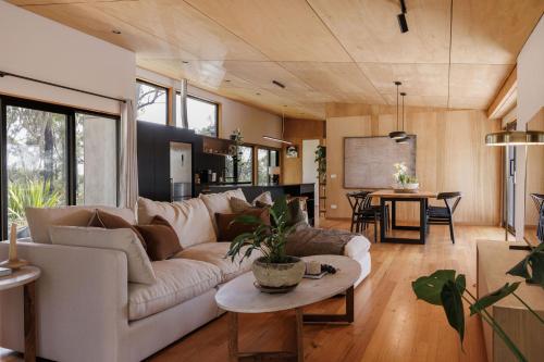 Sunrise Lodge, Hot Tub Retreat with Indoor Fireplace – khách sạn tại Núi Victoria