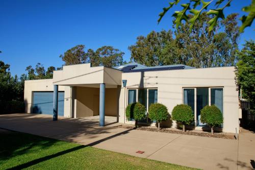 Barry's Riverside Retreat in Bundalong