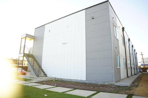 Retro Zen-Great Central Location-Free Gated Park in East Dallas