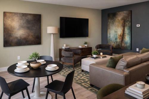 Retro Zen-Great Central Location-Free Gated Park in East Dallas