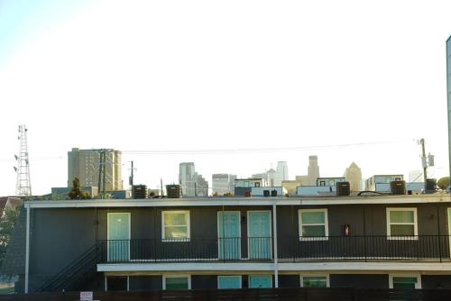 Retro Zen-Great Central Location-Free Gated Park in East Dallas