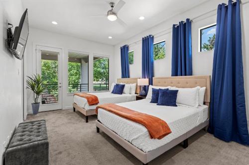 Downtown Bliss KQ beds Walk to DART Mkt Ctr Arena – khách sạn tại Stemmons Corridor