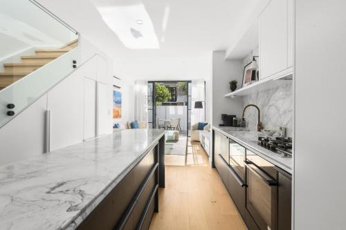 Bright 2 Bed House in Surry Hills - main image