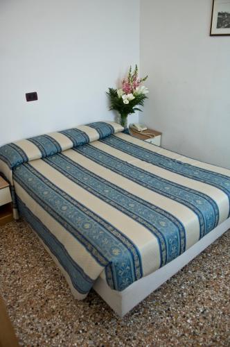 3 twin beds