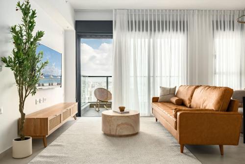 Premium 2BR l Steps to Beach l Balcony l Mamad – khách sạn tại Bat Yam