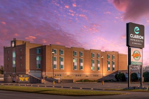Exterior view, Clarion Hotel & Suites in Brandon (MB)