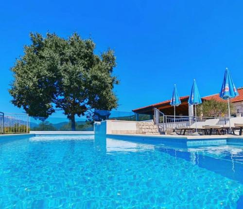 Heritage house Stipanovi dvori with heated pool and jacuzzi in Rašćane