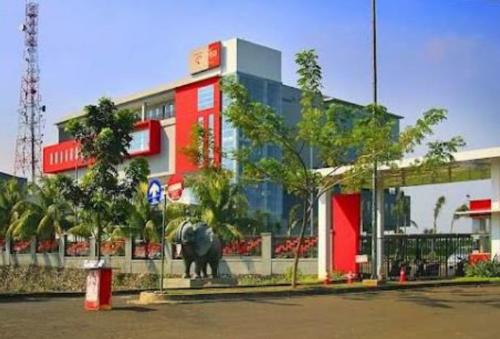 Homey House Serpong Ideally located in the Serpong area, Homey House Serpong promises a relaxing and wonderful visit. Featuring a satisfying list of amenities, guests will find their stay at the property a comfortable on