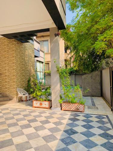 Intrare, Hazelton in Islamabad