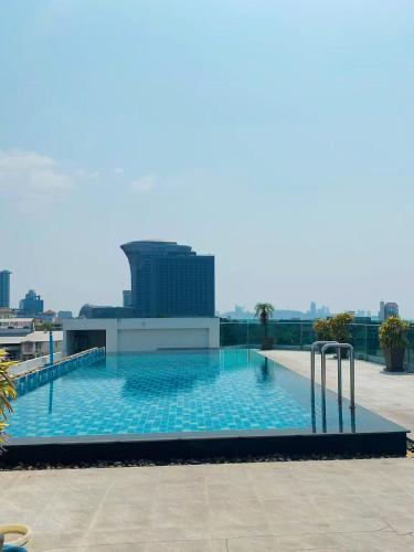 Swimming pool, Holi PTY Hotel in Wongamat Beach