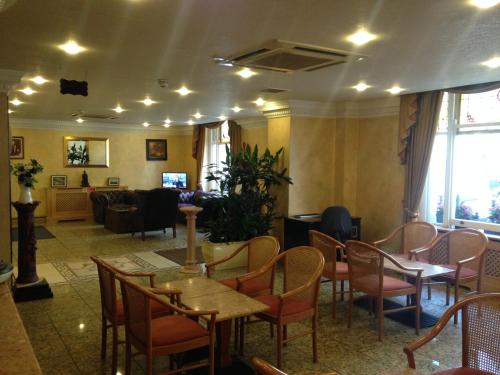 Troy Hotel - image 9