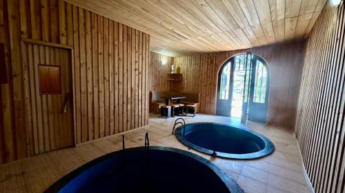 Piscina, Modern Villa with Private Pool in Ptghni