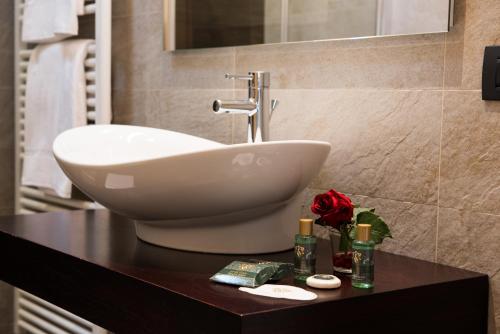 Junior Suite with Spa Bath image 9