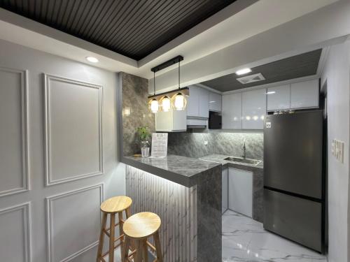 Chic & Cozy Luxury 2-Story Contemporary Townhome in Tanza