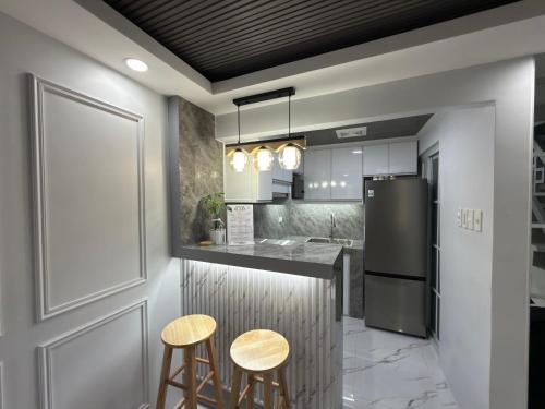 Cucina, Chic & Cozy Luxury 2-Story Contemporary Townhome in Tanza