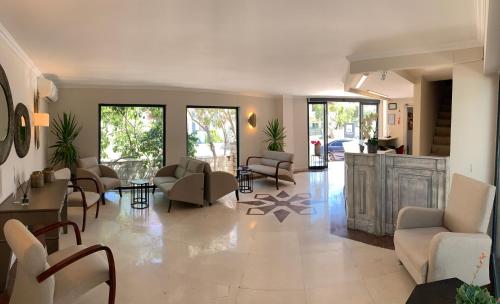 المرافق, فندق وأجنحة موون شاين (Moonshine Hotel & Suites) in تيبيك