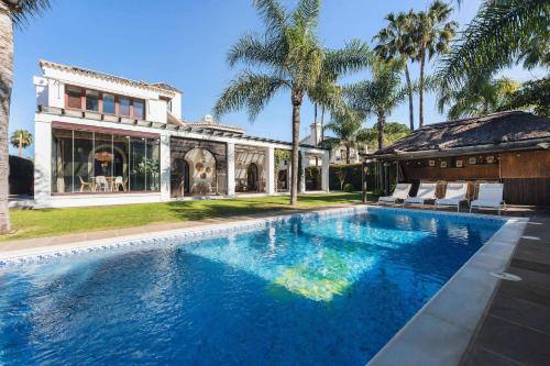 San Pedro Luxury Villa Private Pool Beach Access & Family Fun
