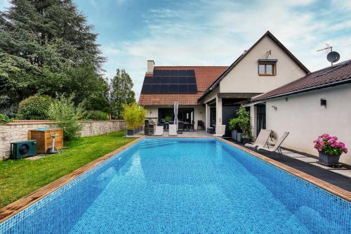 Grande villa jardin et piscine chauffée, 10 pers gîte à louer Osthoffen