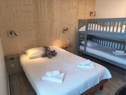 1 double bed, 1 bunk bed