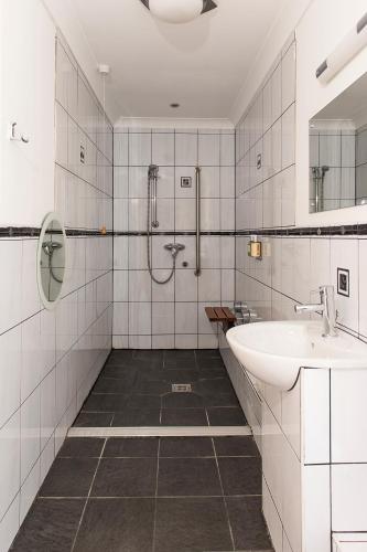 Spanhoe Lodge Room Type - King Room with Roll-In Shower - Disability Access