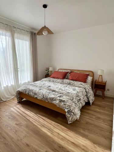 Chambre avec entrée indépendante, SDB privative, piscine et grand garage et proche hyper-centre