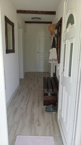 Pintu masuk, Topli Kutak in Smailagića Polje