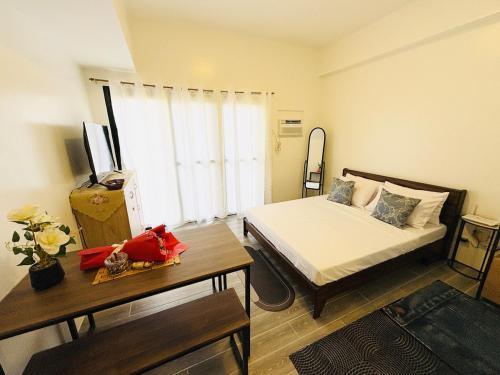 Minimalist unit with Queen bed, fast Wifi and Netflix ready TV, near Citygate Mall and Davao Airport – khách sạn tại Cabantian