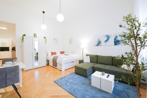 Urban Apartment with balcony near Schonbrunn