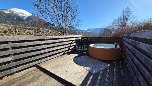 熱水浴缸, CHALET JACUZZI PRIVE, TERRASSE et VUE MONTAGNE DANS CAMPING 3 ETOILES in 沙托魯阿爾佩