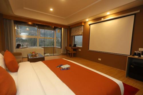 The Udit By West Western - Central Heated and Air Cooled - River View & Roof Top cafe & Bar
