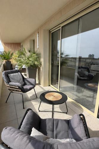 Balcony/terrace, Luxury apartment with balcony & rooftop in Mercantour