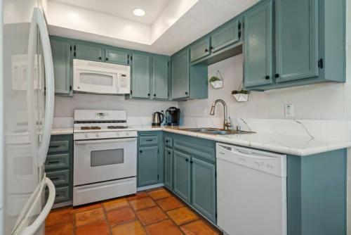 Pool, Golf, Tennis, Gym - walk to Coachella in Indio, USA