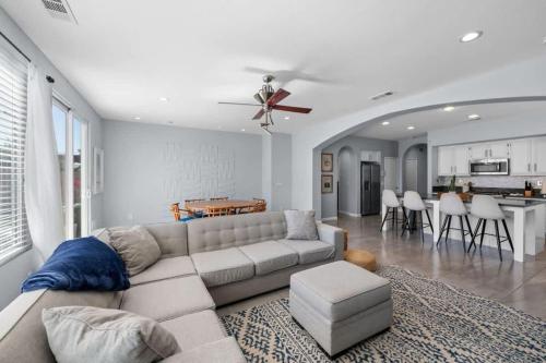 Chic, Spacious 5BD Desert Oasis, Индио (фото 2)