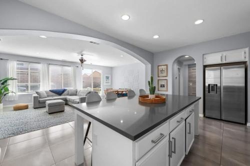 Chic, Spacious 5BD Desert Oasis, Индио (фото 10)