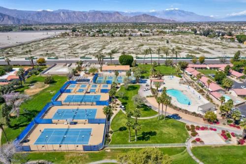 Private Desert Pool Hot Tub BBQ in Indio, USA