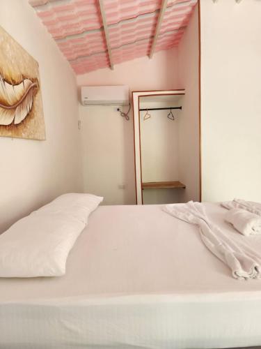 1 queen bed, 2 twin beds