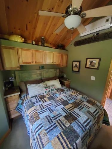 Bison Farm - Cabin "Vieja" in Бостон