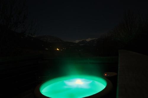 熱水浴缸, CHALET JACUZZI PRIVE, TERRASSE et VUE MONTAGNE DANS CAMPING 3 ETOILES in 沙托魯阿爾佩