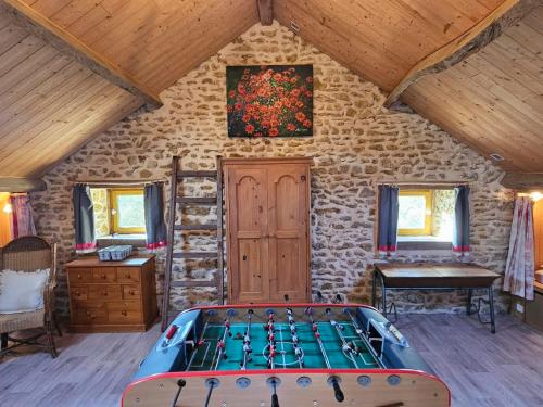 Maison independante avec grand jardin, terrasse, plan d'eau securise et salle de jeux pres du lac d' in Bazaiges